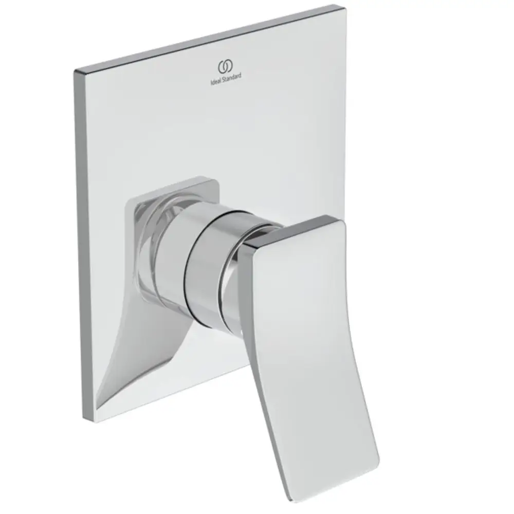 Brausearmatur in Chrom mit einem quadratischen Erscheinungsbild und einem fließenden Hebel zur Regulierung des Wasserauslasses, Marke Ideal Standard.